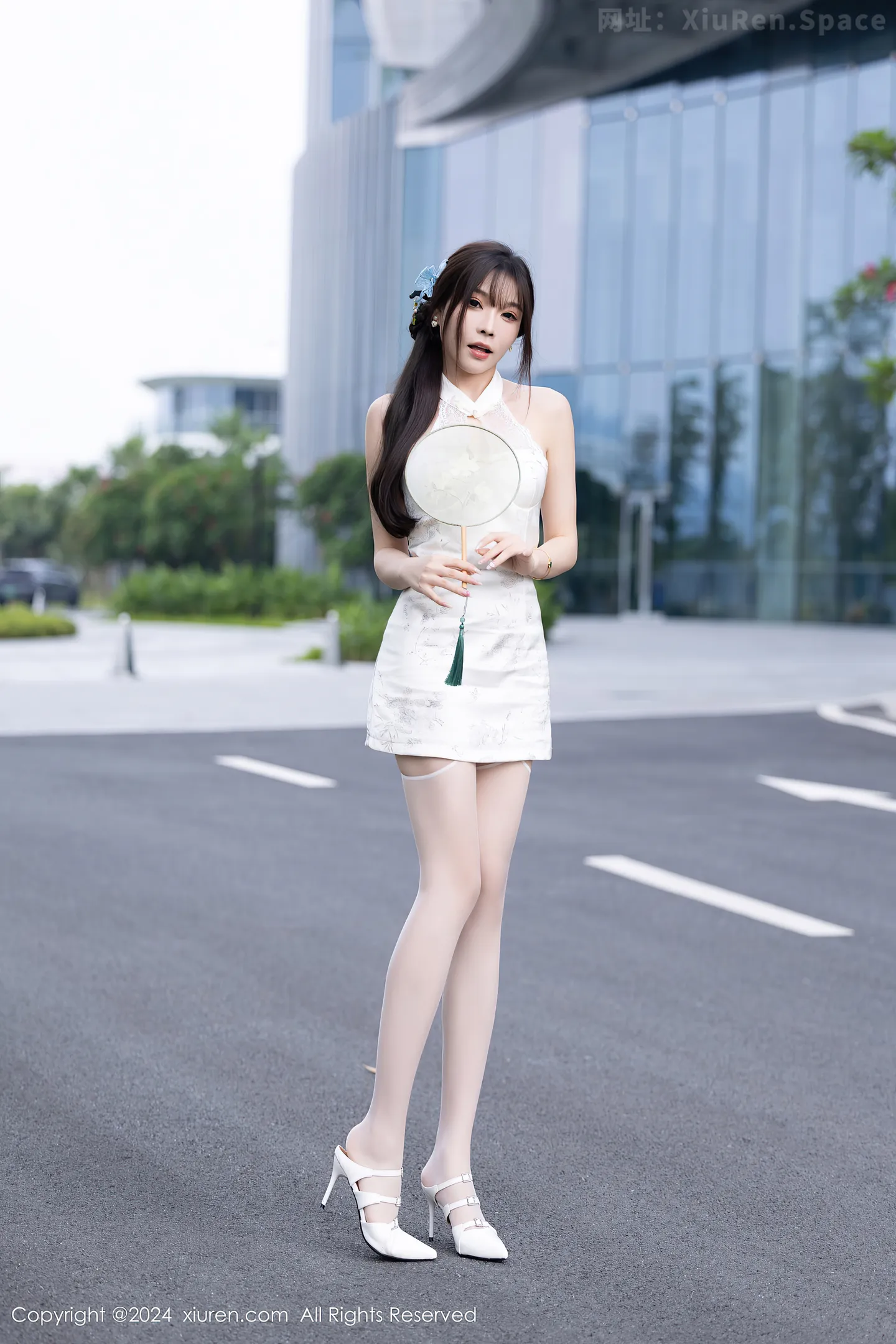 图片[3]-[XiuRen秀人网] VOL.9101 女神徐莉芝Booty白色连衣裙露白色蕾丝内衣配白丝吊袜诱惑写真90P-秀人网官方网站